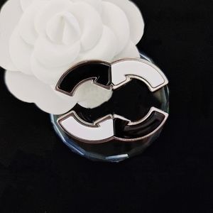 Zwart Wit Design Pins Designer Broche voor Vrouwen Merk Kopie Met Stempel Kleding Accessoire Koperlegering Sieraden Mode 18K Vergulde Heren Dubbele Letter