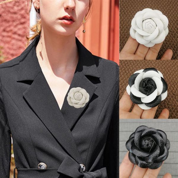 Broches de lazo de flor de Camelia de cuero genuino en blanco y negro para mujer, broche de lazo de cinta de gran tamaño, alfileres, accesorios para camisa de vestir