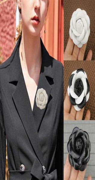 Broches con lazo de flor de Camelia de cuero genuino blanco y negro para mujer, broche con lazo de cinta de gran tamaño, alfileres, accesorios para camisa de vestir 5665401