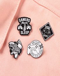 Black White Letter GamePad Shape Brooches Unisexe Alloy Emalie Geometric Geometric Abel Tins pour le gibier Antfficier de fête Badge Accesso2324745