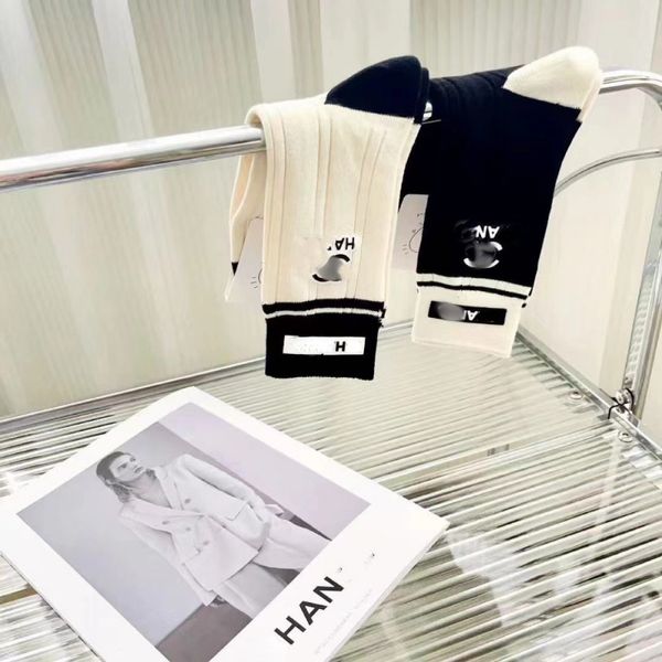 Chaussettes mi-tube assorties noir et blanc, bas de lettre de créateur de mode INS, confortables et respirantes