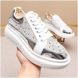 Blanc Blanc Nouvel hommes Glitter Fashion Rugestone Casual Lace Lace Up Chaussures Flats Mâle Designer Prom Sneakers Loafers Zapatos Hombre For Mens Dress Chaussures 883 S