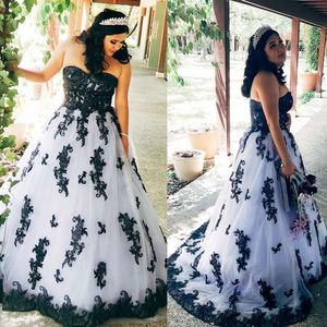 Vestidos de boda vintage blancos negros y vestidos de novia góticos de la línea Apliques Sweetheart sin mangas con cordón