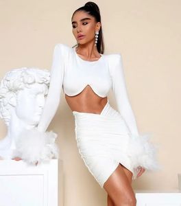 Blanc White Winter Femmes longues Plumes à manches Sexy Taies Hollow Out Bodycon Mini Robe Rayon Bandage Fashion Nightclub Porter 240418