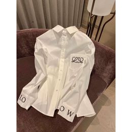 Blanc White Femmes Silk Blouses Mens Designer Tshirts avec lettres broderies printemps automne à manches longues T-shirts décontractés AA