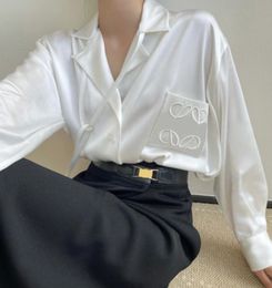 Blanc White Femmes Silk Blouses Mens Designer Tshirts avec lettres broderie T-shirts décontractés de broderie de printemps