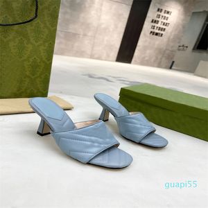 Black Women Designer sandales Lady White High Heels Sexy Beach Chaussures en cuir Green Metal Slides Red Blue Shoe