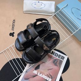 Zwarte vrouwen dames lederen P Letter Afdruk Slippers Designer Outdoor Summer Sandals Highquality Slipper