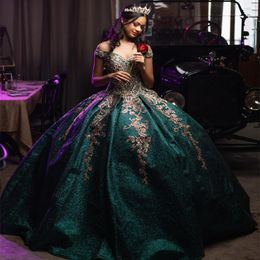Zwartachtige groene quinceanera -jurken gouden applique kanten kralen baljurk van de schoudergiltter pailletten prinses debutante 15 Vestidos