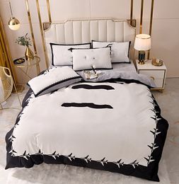 Dekensontwerper Fashion Black and White vierkoppige kussensloop dekbed set fluweel dekbedoverdeksel comfortabele maat zonder binnenkwalit