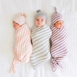 Dekens 1 set geboren met hoed pography props katoenen streep snoepkleur swaddling geknoopte baby cap meisje jongens accessoires