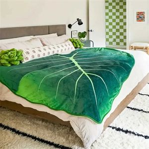 Couvertures 1pc Green Leaf Forme Flannel Couverture douce et confortable Couvrettes pour canapé de voyage Cadeau d'anniversaire pour enfants pour enfants