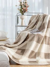 Dekens klassieke geruite lambskine -deken naumn en winter verdikt kantoor dutje warm comfortabele bank sjaal