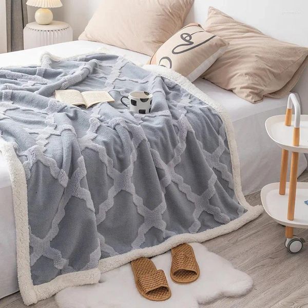 Couvertures diamant à motifs d'agneau à motifs de couverture en peluche double couche épaissie de loisie de sieste jet quatre saisons couvre-lit sur le lit