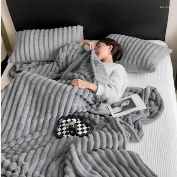 Одеяла из искусственного меха, массивное, пушистое, мягкое, уютное, утяжеленное, плюшевое, двустороннее, бархатное, утолщенное, зимнее.
