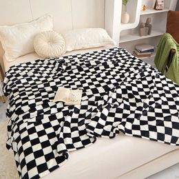 Decken Flanelldecke für Schlafzimmer Weiche Klimaanlage Decken Schachbrettelemente Sofadecke Tragbares Nickerchen Schal Handtuch 230614