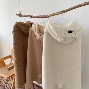 Dekens JBTP Herfst Winter Wearable Coral Fleece Sjaal Cape Met Capuchon Leuke Deken Mantel Meisjes Warm Cadeau Cartoon Beer Decor