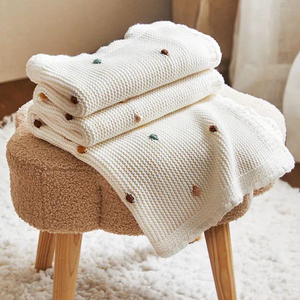 Couvertures Belle couverture de bébé tricotée super douce avec des fleurs au crochet Ivoire Blanc Crochet né Swaddle Wrap Infant Blanket 230320