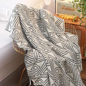 Dekens Nordic Stijl Zwart Wit Gebreide Deken Eenvoudige Zomer Dunne Handdoek Voor Bed Sofa Cover Sprei Kantoor Dutje