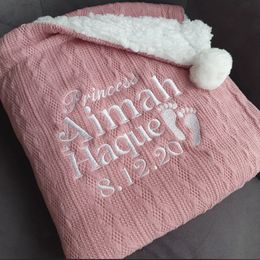 Couvertures Couverture personnalisée en tricot torsadé pour bébé tout-petit brodée avec nom ou date de naissance, caractéristique Pom et support en polaire Sherpa 230923