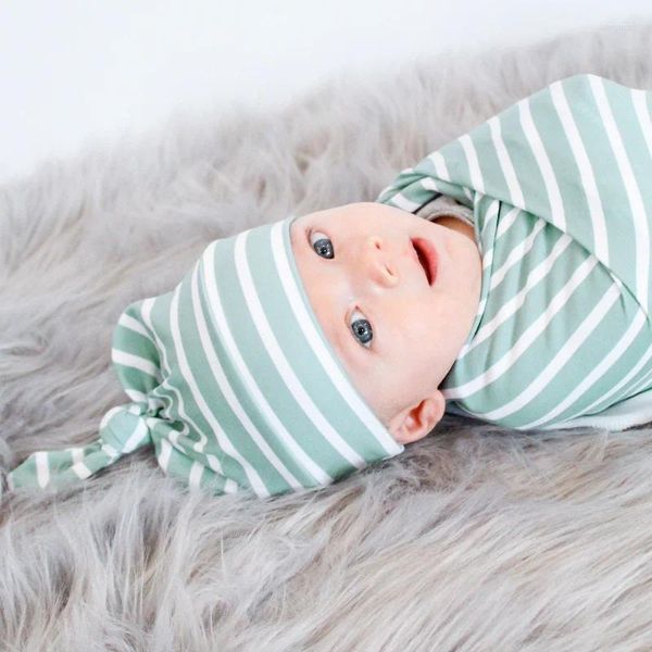Couvertures Vente Couverture de bébé Couverture de chapeau d'écharpe à rayures vertes Ensemble d'emmaillotage doux et confortable néonatal