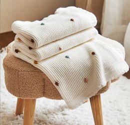 Dekens Inbakeren 100 70 cm Gebreide Sofa Gooi Nordic Pompom Zacht Tapijt geboren Inbakeren Wrap Wieg Kinderwagen 230726