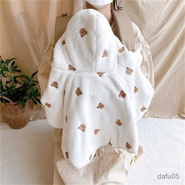 Couvertures emmaillotées 2023 Hiver Baby Hooded Cloak Baby Girl Mabinet Infant tenue Tére-vent Coral Coral Velvets pour les vêtements pour bébé brodés pour le nouveau-né