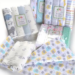 Couvertures Swaddling 4 pièces/lot 100% coton flanelle couche mousseline couche dessin animé impression bébé bain Swaddle doux enfants mousseline Swaddle 231114