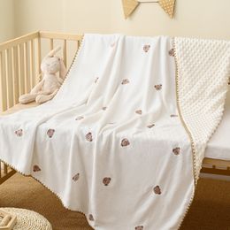 Couvertures emmailloter brodé né bébé couette couverture Swaddle Warp infantile enfants microfibre câlin couette 230717