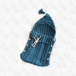 Mantas que se hinchan a mano suéter con capucha hecha a mano Nacida en la manta de invierno lana de maneje de bebé.