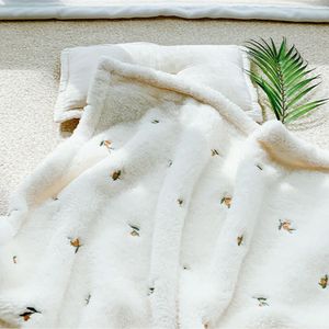 Couvertures Swaddling Ours coréen Olive Broderie Jette Corail Polaire Doux Né Bébé Swaddle Wrap Literie Poussette Couverture 220829