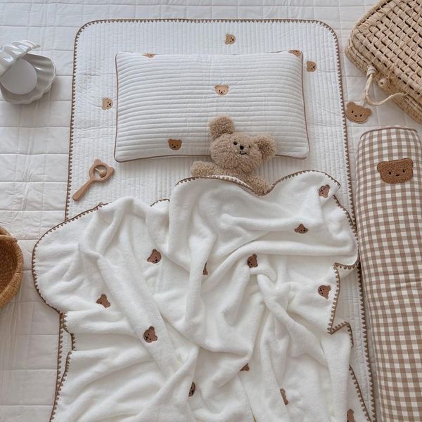 Couvertures Swaddling coréen polaire bébé enfants couverture ours broderie literie infantile Moïse panier couffin couverture poussette couvertures