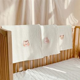 Couvertures d'emmaillotage coréen de dessin animé brodé ours lapin né bébé lange d'emmaillotage doux gaufré coton couette pour bébé 231208