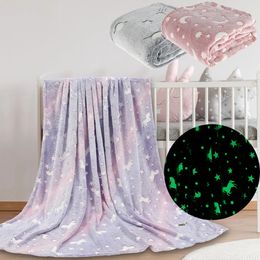 Couvertures Couverture lumineuse d'emmaillotage douce et moelleuse qui brille dans la nuit couverture mignonne licorne brillante pour enfants couverture en peluche créative 150x180cm 231124