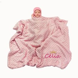 Dekens Swaddling Naam Gepersonaliseerde baby Fleece Deken Swaddle Geboren Crib Stroller Bed Warm Winterdeken Bedding Girl Boy Birthday Cadeau 230313