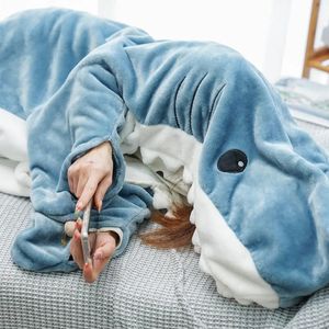 Dekens Inbakeren S - 3XL Cartoon Haai Slaapzak Met Handgat Pyjama Kantoor Dutje Draagbare Losse Onesie Pyjama Voor Kinderen Volwassen Deken 231208