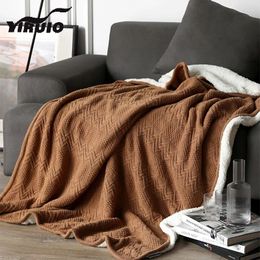 Couvertures yiruio élégant épaisse couverture sherpa chaude et délicate V Stripe duveteuse poilue douce blanc beige brun marron décoratif canapé-lit