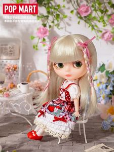 Blind Box Pop Mart Strawberry Robe Movable Doll Small Small Tissu BJD Toy Kawaii Action Figure Toys Collection Modèle Mystery Box 230816