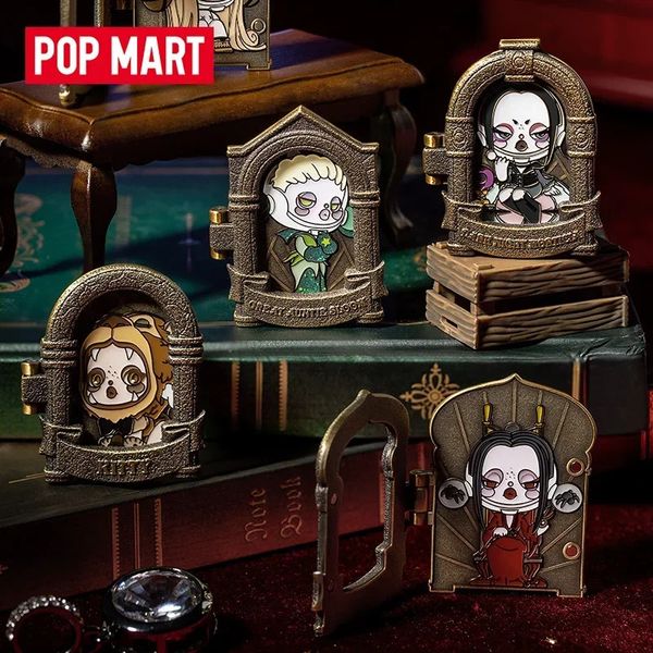 Boîte aveugle Popmart Skullpanda La Famille Addams Sac Kawaii Action Mystère Figure Jouets et Loisirs Cadeaux Boîte Surprise Caixas Supresas 231212