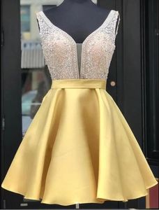 Bling Beaded Sequin V-hals Geel Korte Prom Homecoming Jurken Satijn Gedrapeerde Speciale Gelegenheid Graduatie Avondfeest Cocktailjurk Goedkoop