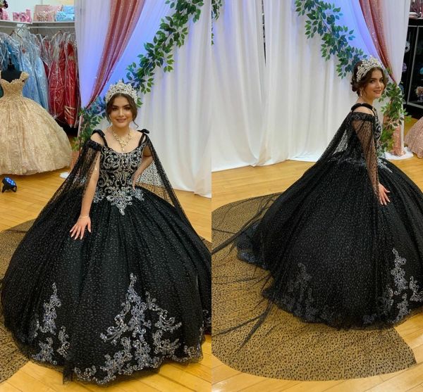 Bling Noir Paillettes Tulle Quinceanera Robes Avec Cape 2022 Brodé Perlé Cristal Épaule Froide Arc Robe De Bal Plus La Taille Formelle Robes De Soirée