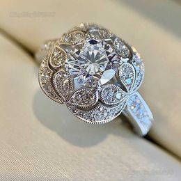 Bague Bling Bling Vvs Moissanite 100% 925 Sterling Silver Fashion Bijoux de style ethnique Bague florale Exquis Flower Round Diamond Bague pour femme