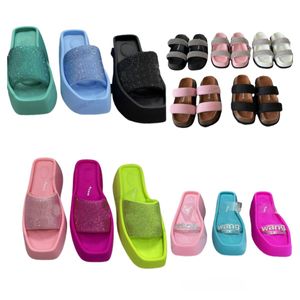 Bling Crystal Letters Slippers Rhinestone Cork Clogs Sandalen Zomer Luxe dames vierkant teen Wedge High Heels Mule Flip Flops Designer Designer Dkennen Clear Strap Platform