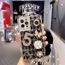 Fundas para teléfono con botella de perfume con cadena de mariposa y diamantes brillantes para iPhone 15 Pro Max 14Plus 13 12Pro 11 XR XS 11 7Plus 6S 7 8 Plus SE2 Funda con correa de diamantes de imitación con gemas de cristal de lujo