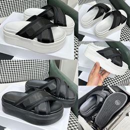 Blokglijbaan in mesh textiel met jacquard optisch wit damesmerk sandaal met geborduurd logo op de bovenste 2023s nieuwe vakantiesandalen trending platform sandalen