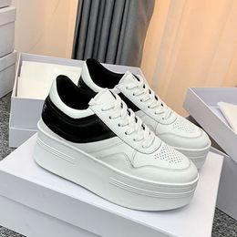 Block Sneakers Optic Blanc Femmes Semelle épaisse petites chaussures blanches semelle extérieure compensée en cuir de veau de haute qualité Chaussures de sport de créateur Chaussures de marche chaussure femme