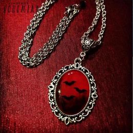 Blood and Bat Dracula Inspired Resin Collier Black Witch Witchcraft1575467