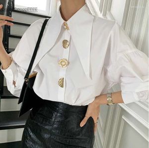 Blouses Designer Damesmetalen Knopen Leer Women Lantern Sleeve Witte shirts Tops Tijden Down Collar Koreaans elegant kantoor M038