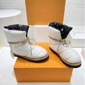 Botas de nieve de esquí acolchadas Clima Invierno Acolchado Nylon Tobillo Casual Edredón antideslizante Medio botines Zapatos de diseñador de lujo para mujer Calzado de fábrica Tamaño