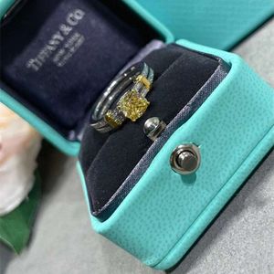 Blue box Klassieke designer TF ring top Internet beroemdheid nieuwe high-end precisie en veelzijdige zorgvuldige machine dubbellaags zirkoon vier klauw gele diamant